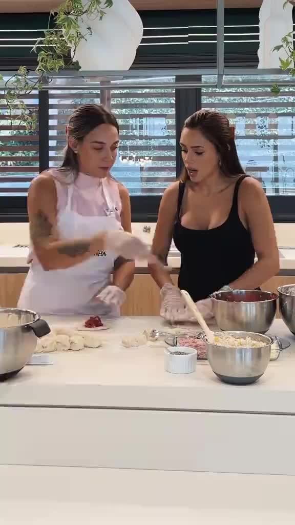 还有谁？内马尔让前任和现任女朋友给他做饭😎